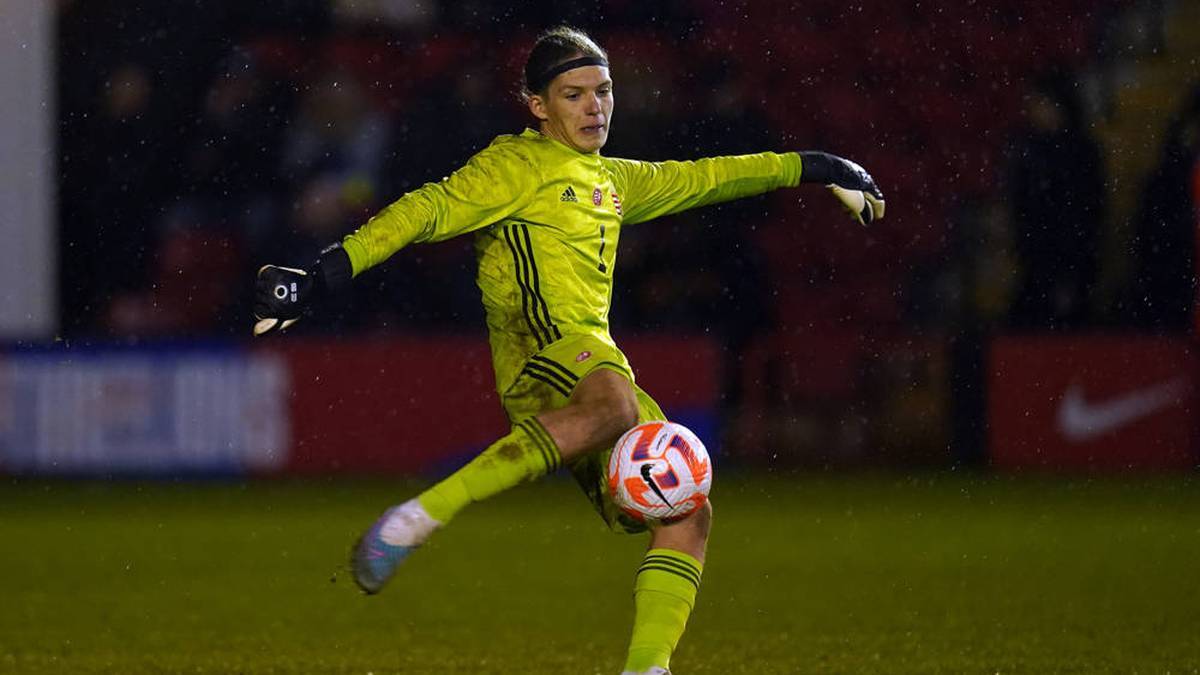 Armin Pecsi changes to FC Liverpool