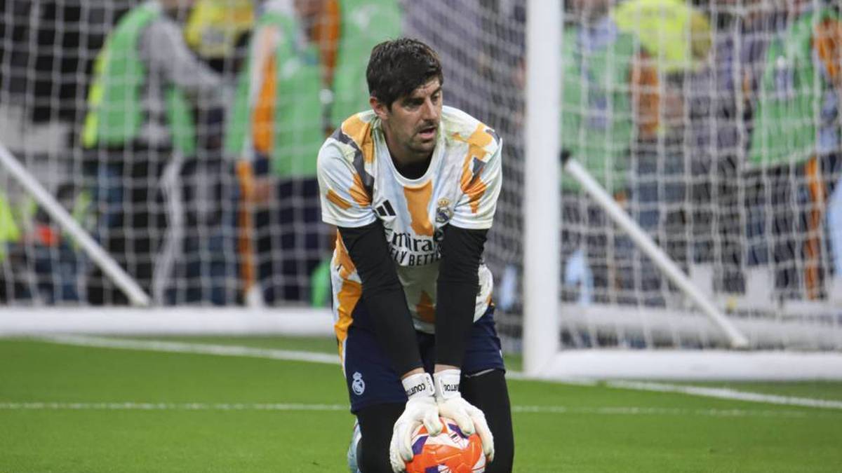Thibaut Courtois in the goal of Real Madrid