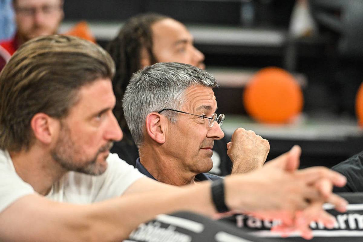 FC Bayern's basketball players compensate for the final series in the BBL. Also in the hall is President Herbert Hainer, who even prefers the game in Ulm.