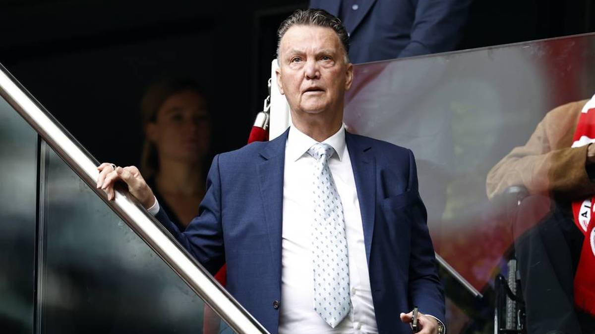 Louis van Gaal criticized the management structure at Manchester United