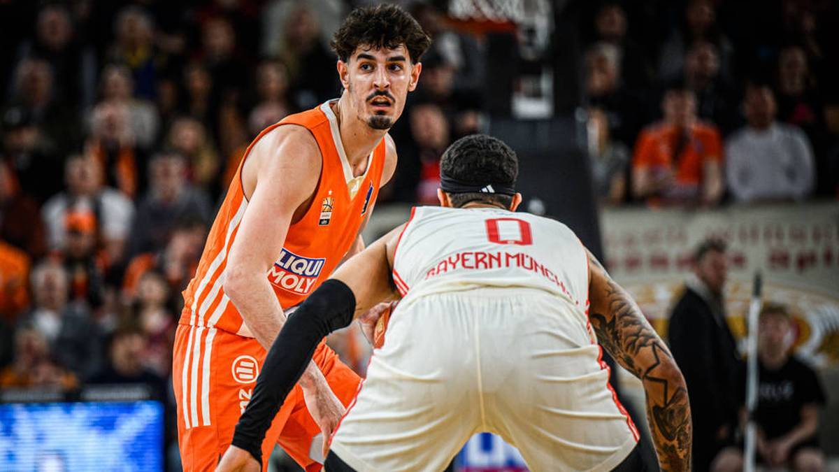 Ulms Ben Saraf (left) is about an appointment chaos because of the BBL finals