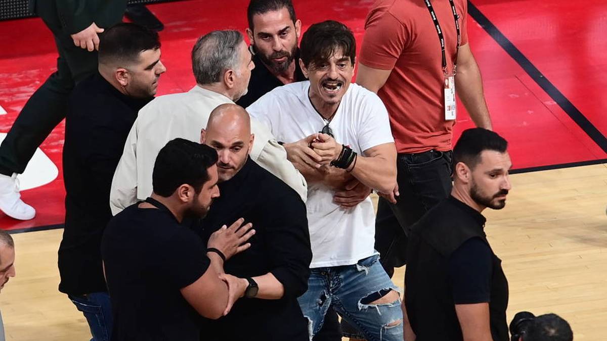 Dimitris Giannakopoulos Gets on Insane Penalty