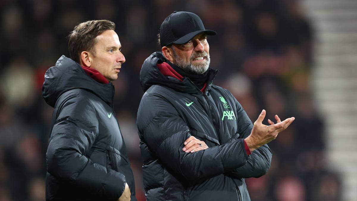 Pepijn Lijnders (left) next to Jürgen Klopp