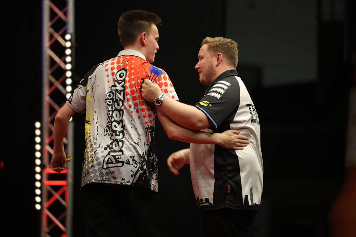 The World Cup of Darts is increasing in Frankfurt. Martin Schindler and Ricardo Pietreczko fight for the title at the team World Cup for Germany.