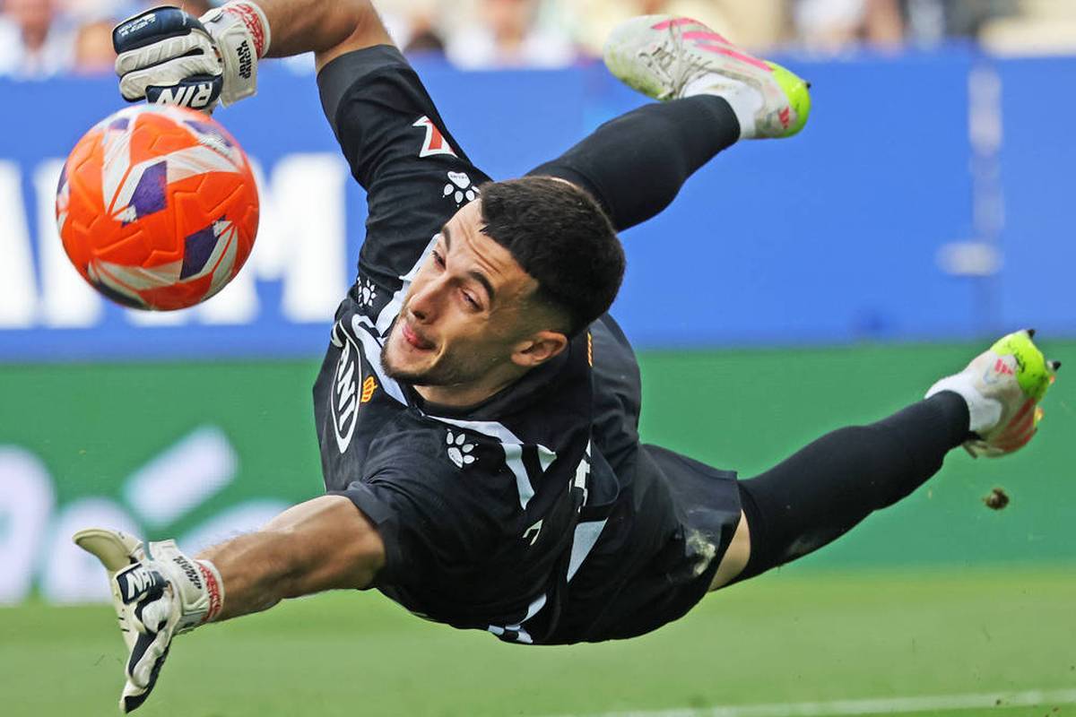 FC Barcelona fetches a new goalkeeper - and praises the competitor of Marc -André Ter as the "best of the league".