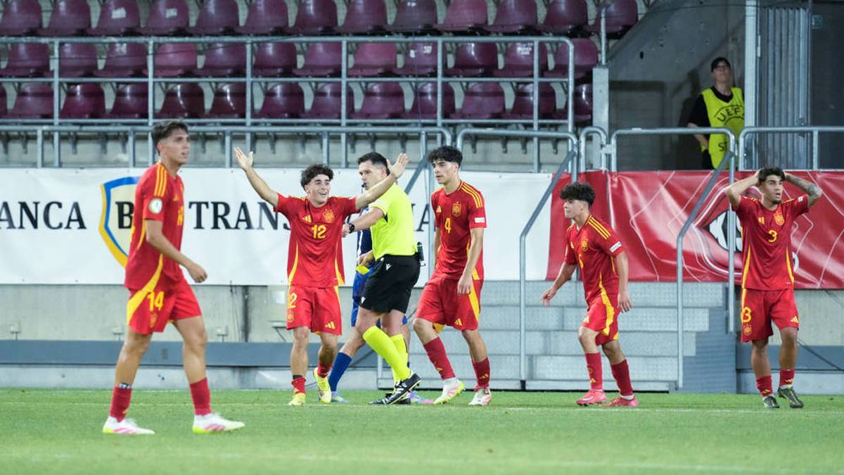 The U19 of Spain Cannot Believe That Referee Rob Hennessy Does Not Give A Penalty In The Final Against The Netherlands