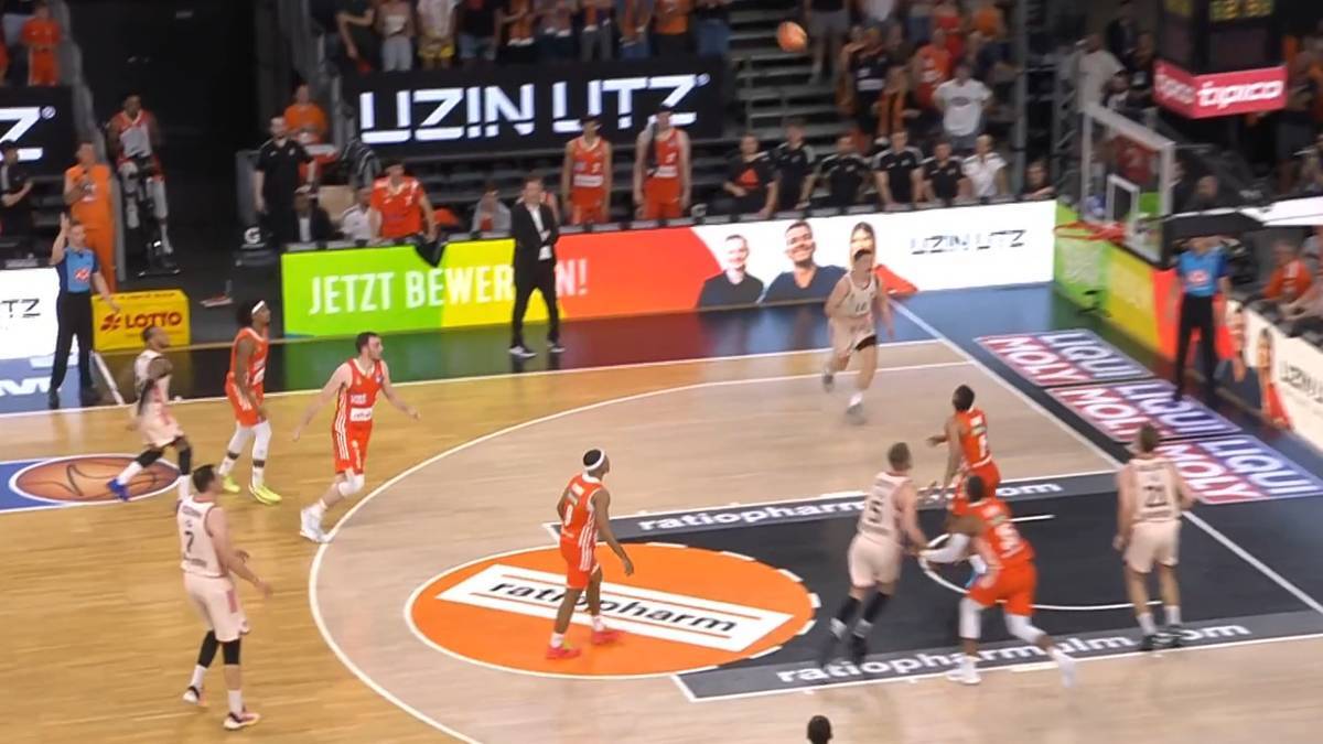 FC Bayern basketball has forced a decisive fifth game in the BBL Final Series Against Ratiopharm Ulm. The Munich Team Turn up, Especialy in the Second Half.