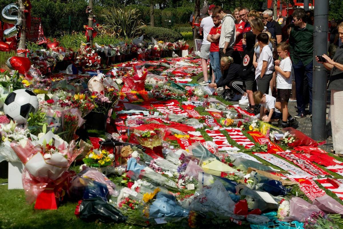 Florian Wirtz Visits The Memorial Site for Diogo Jota With his New FC Liverpool Teams.