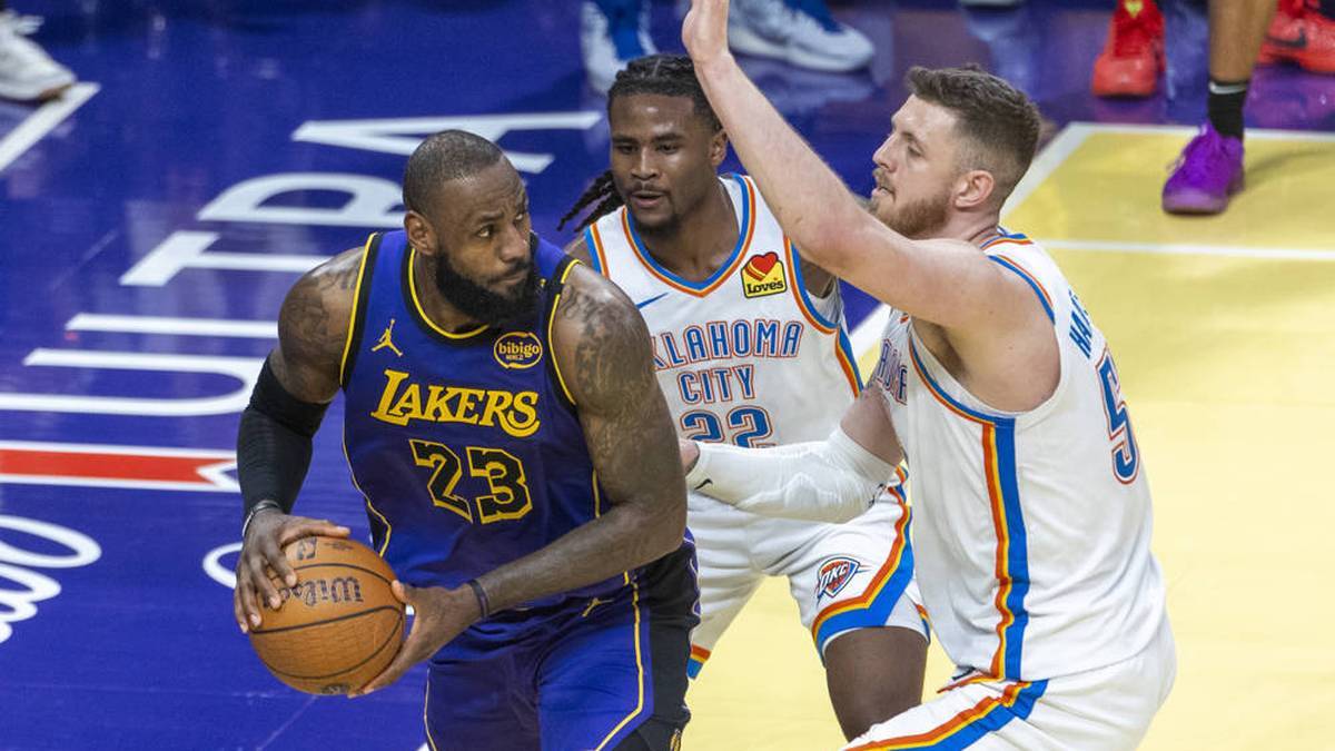 Lebron James (left) in the duel with Isaiah Hartenstein (right)