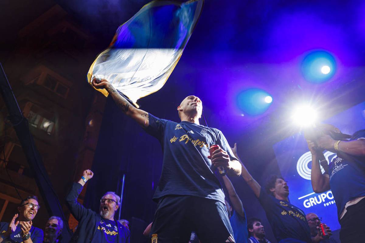 Santi Cazorla wrote a football fairy tale with his youth club Real Oviedo. And the midfield oldie doesn't have enough.
