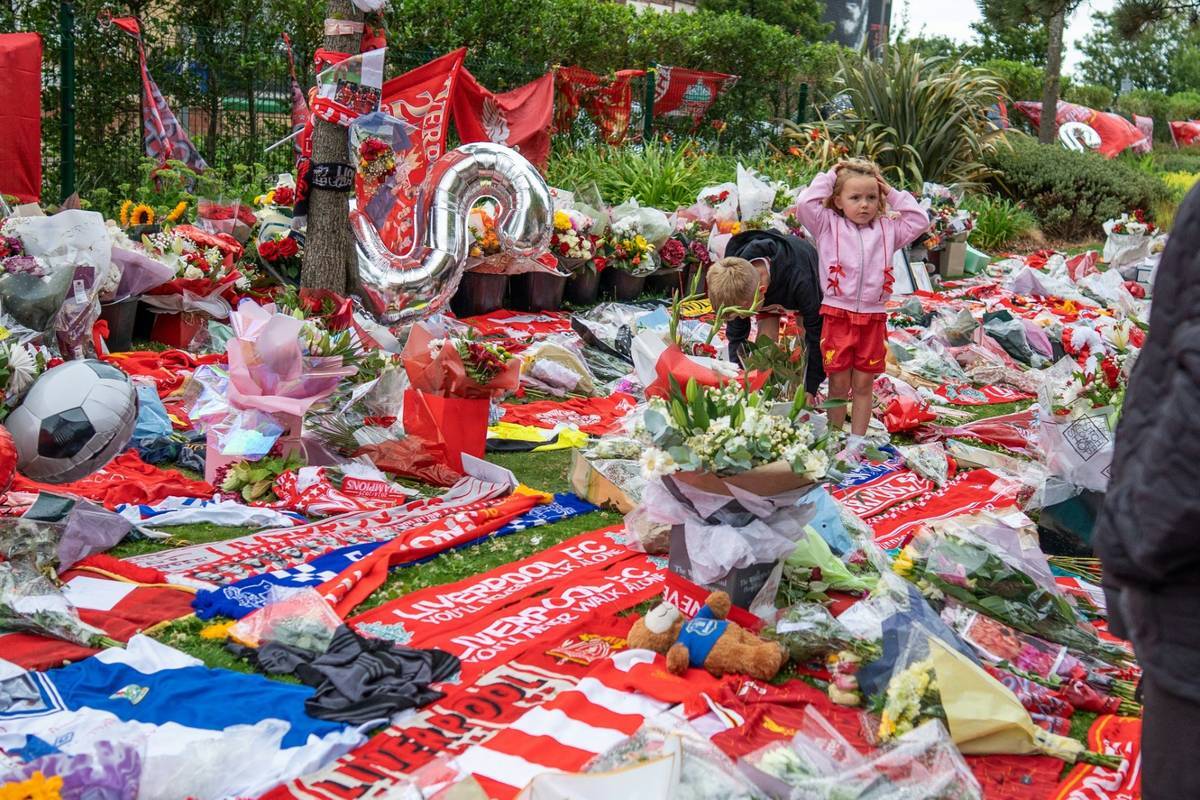 FC Liverpool plays its first game after the tragic death of player Diogo Jota. The Portuguese is given the honor in the test against Preston.