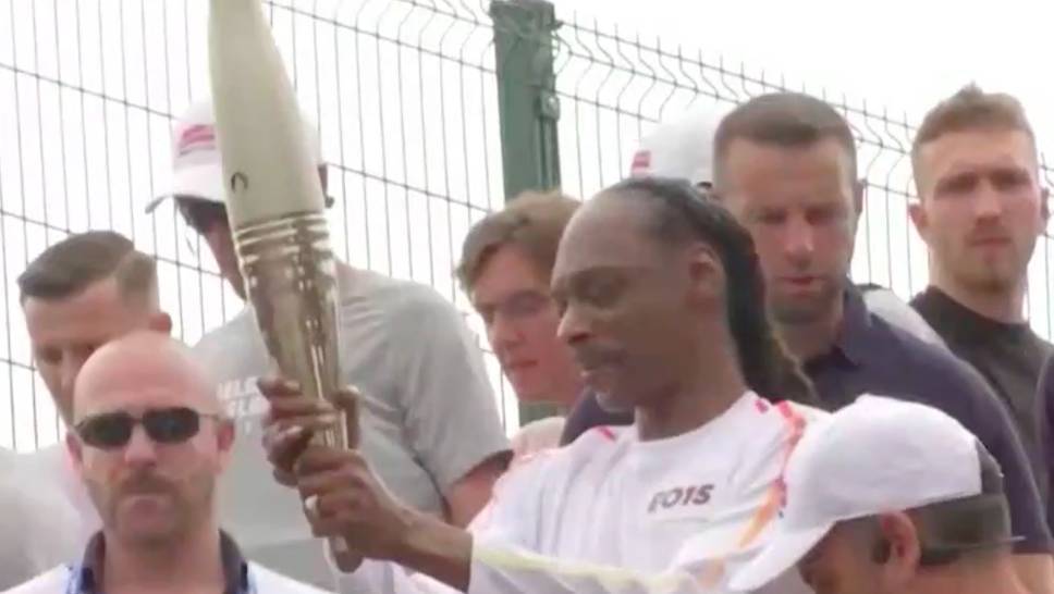 The American rapper Snopp Dogg wore the torch for the 2024 Olympic Games in Paris. The opening ceremony will take place in the French capital on Friday evening.