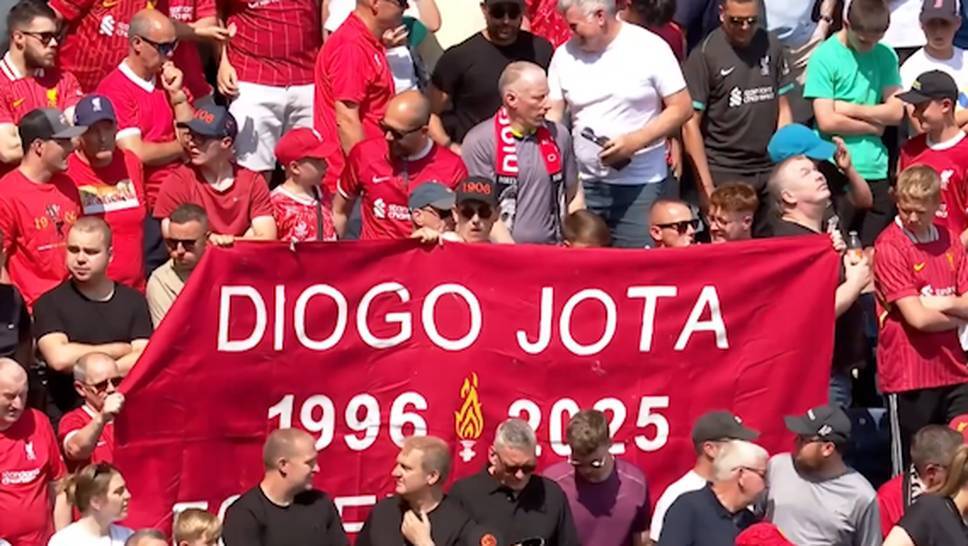 The fans of FC Liverpool started the club anthem "You'll Never Walk Alone" before the test game against Preston North End in honor of the late Diogo Jota.