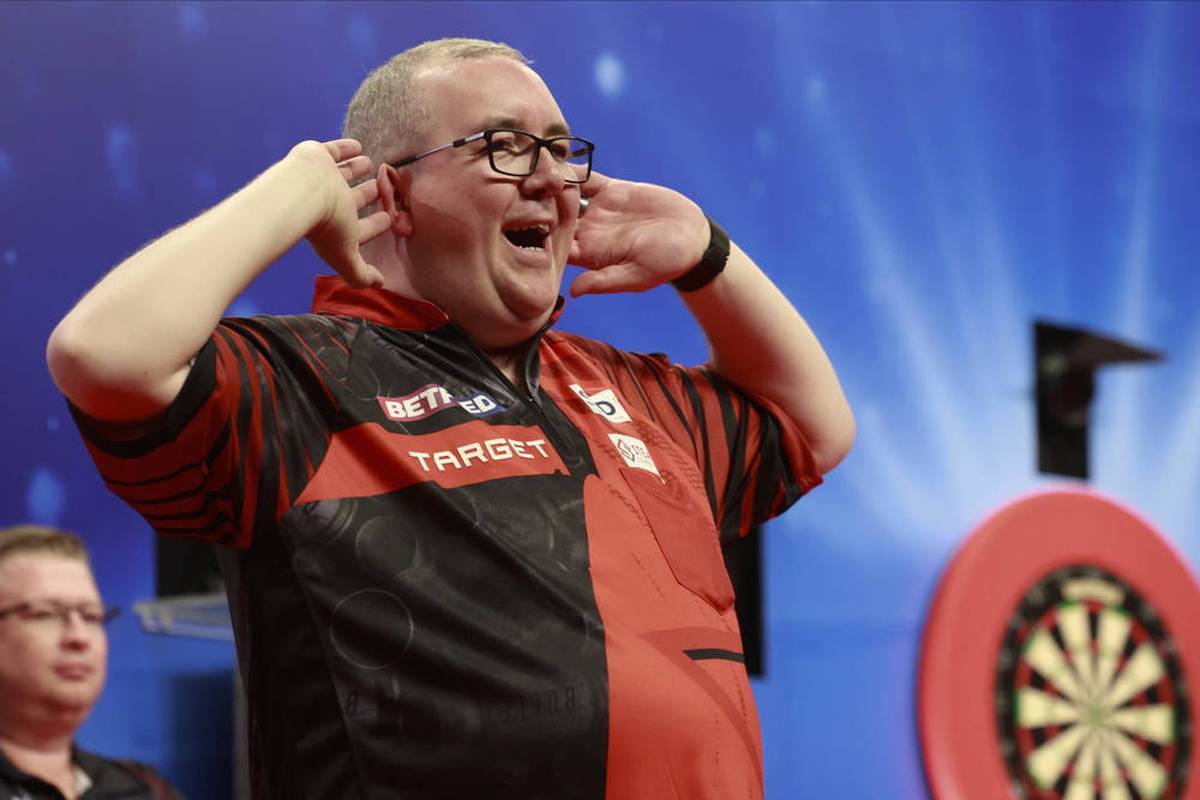 Stephen Bunting is in the quarter -finals at the World Matchplay. Against Gary Anderson, the crowd favorite misses a 9-darter by hair width.