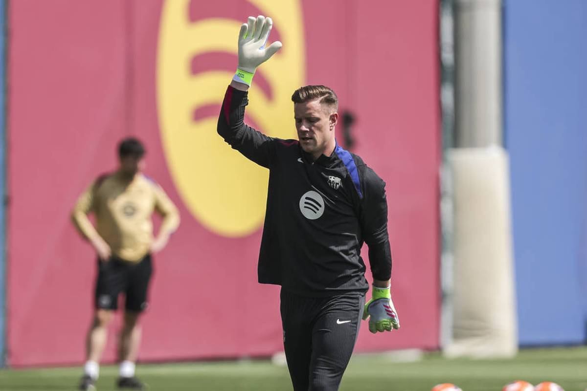 Marc-André Ter Stegen takes up training at FC Barcelona. Right from the start, he meets his new rival - but the trainer is still missing.