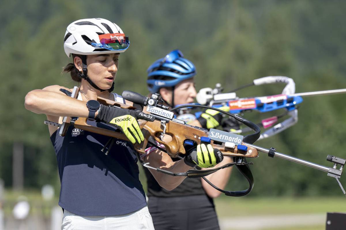 Franziska Preuß helps the Italian Lisa Vittozzi with her comeback to the biathlon circus.