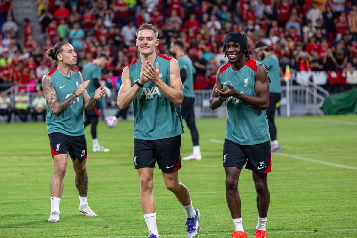 In the current transfer window, FC Liverpool only throws around with money and makes one large transfer after the other. But how is that possible?