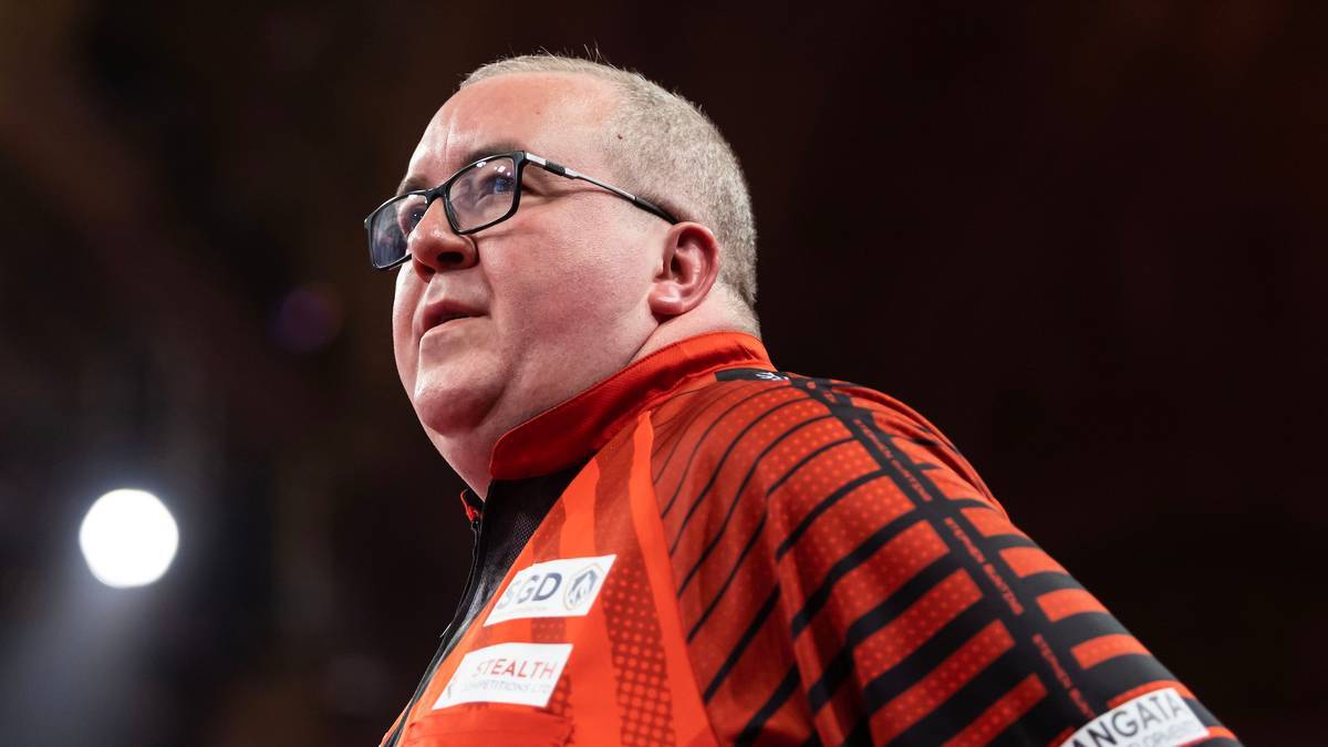 Darts star Stephen Bunting is in the quarter-finals of the World Matchplay