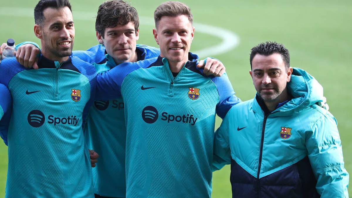 Marc-André Ter Stegen (2nd VR) Received Encouragement from ex-coach Xavi (right)