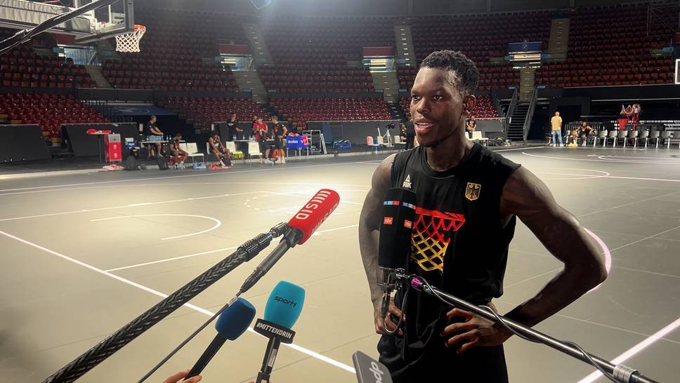 Dennis Schröder, captain of the German national basketball team, raves about the new national coach Álex Mumbrú and his past as a player.