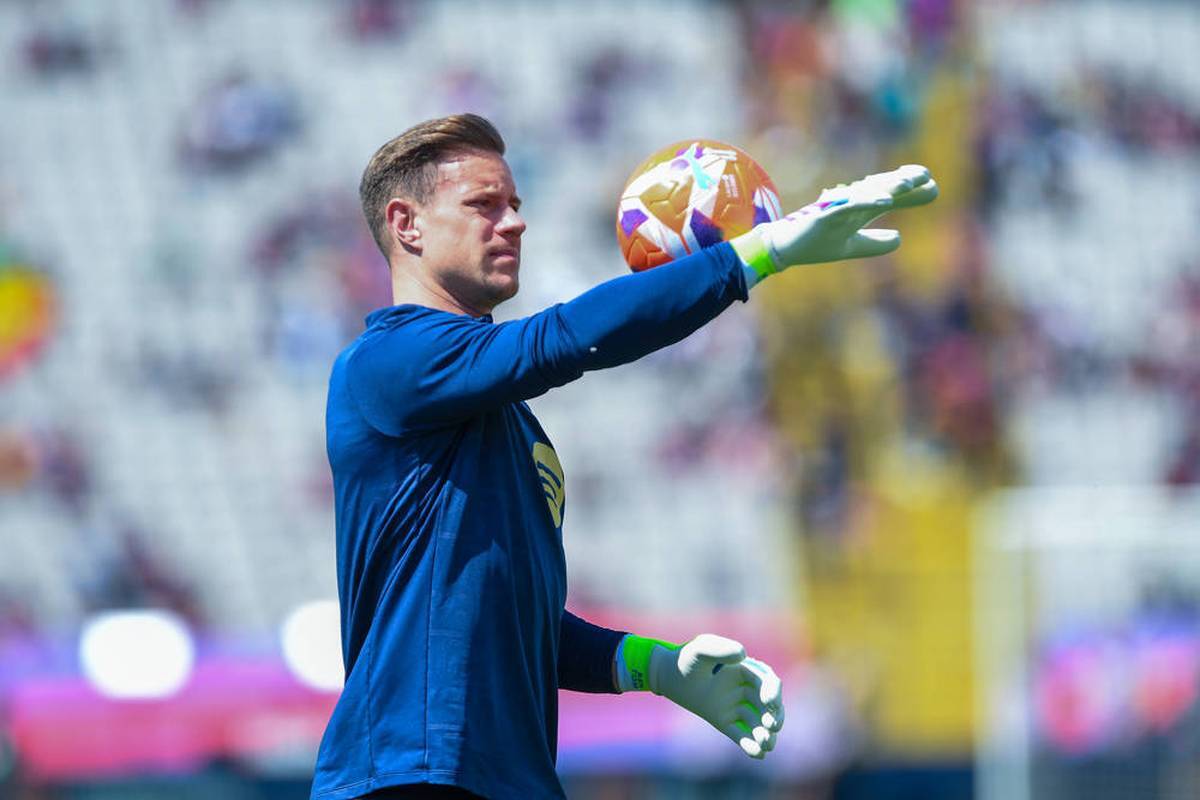 FC Barcelona takes a U-Umendar at Marc-André Ter. The German national keeper receives the captain's armband back.