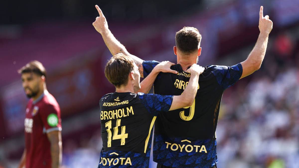 Olivier Giroud Celebrates his first goal after his return to france
