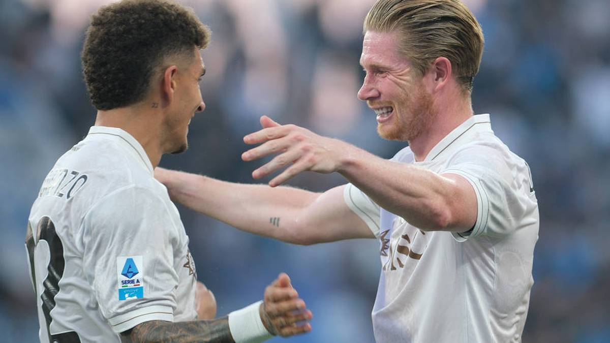 Kevin de Bruyne celebrates his debut for SSC Naples