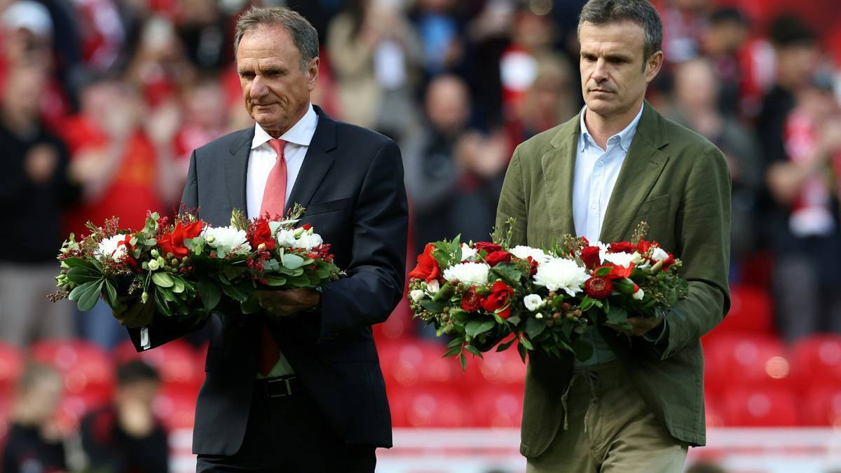 Ex-LFC Professional Thompson (l.) And Bilbao's President Uriarte Laid Wreats