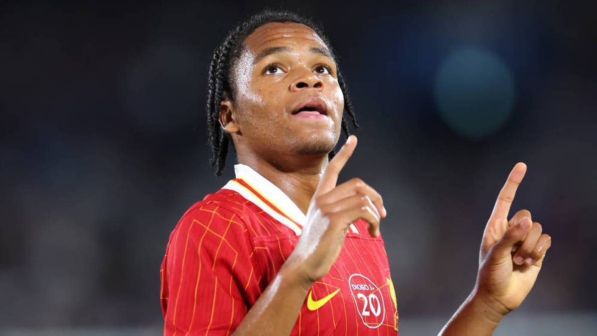 Rio Ngumoha plays into the focus of FC Liverpool
