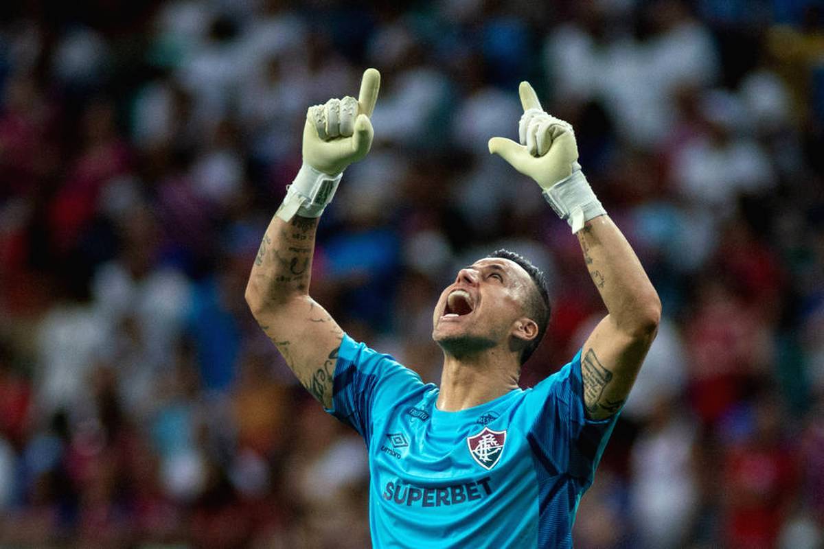 So far, the Englishman Peter Shilton has held the record of most professional games. The Brazilian could pass on Tuesday.