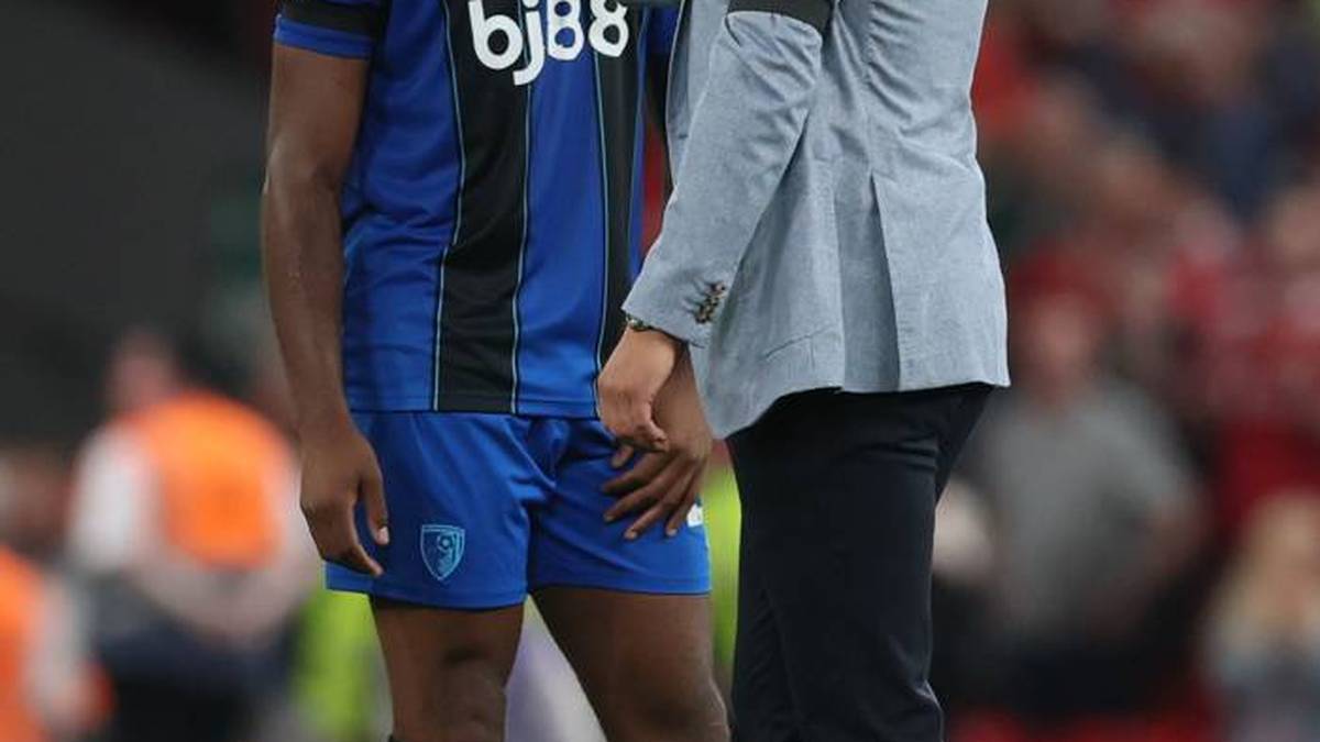 Liverpool coach Arne Slot Aings after the final whistle with Antoine Semenyo