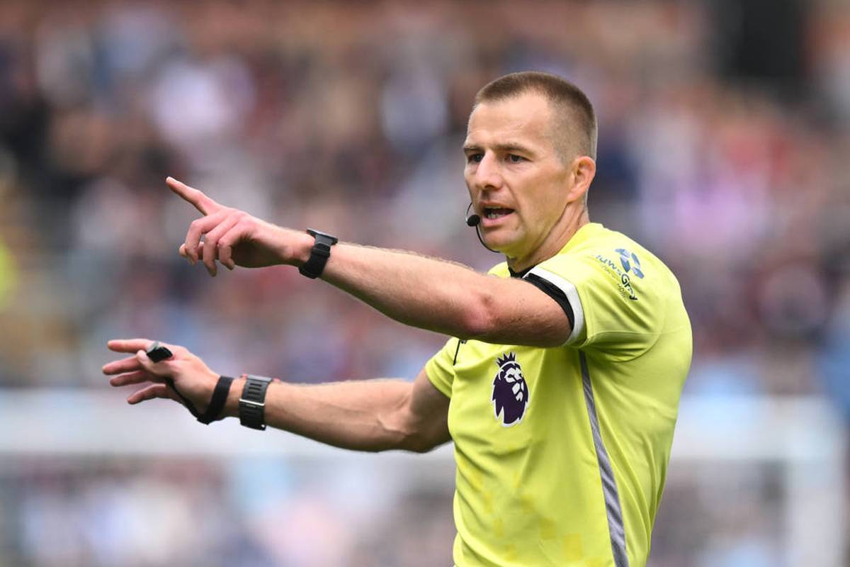 Part of the referee team is exchanged before the game between Liverpool FC and Arsenal FC. The reason for this is a wrong decision from the previous day.