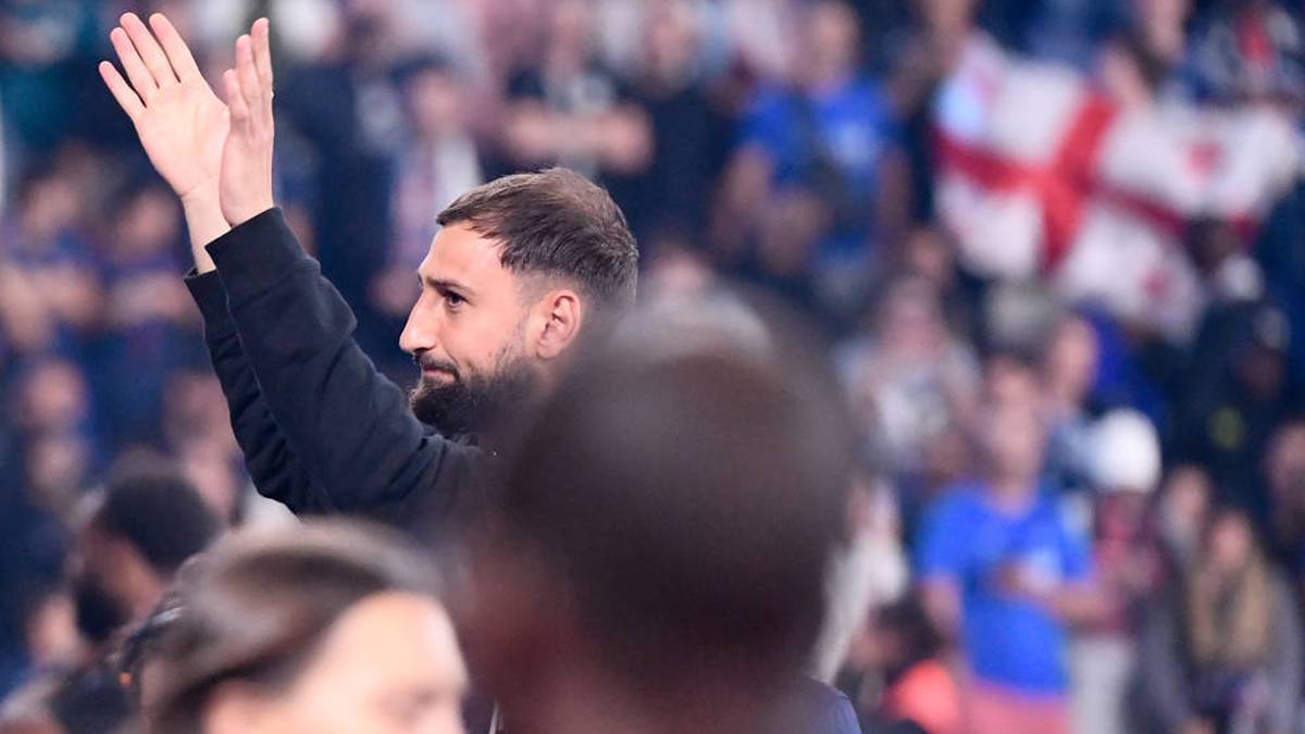 Gianluigi Donnarumma said goodbye to the PSG fans