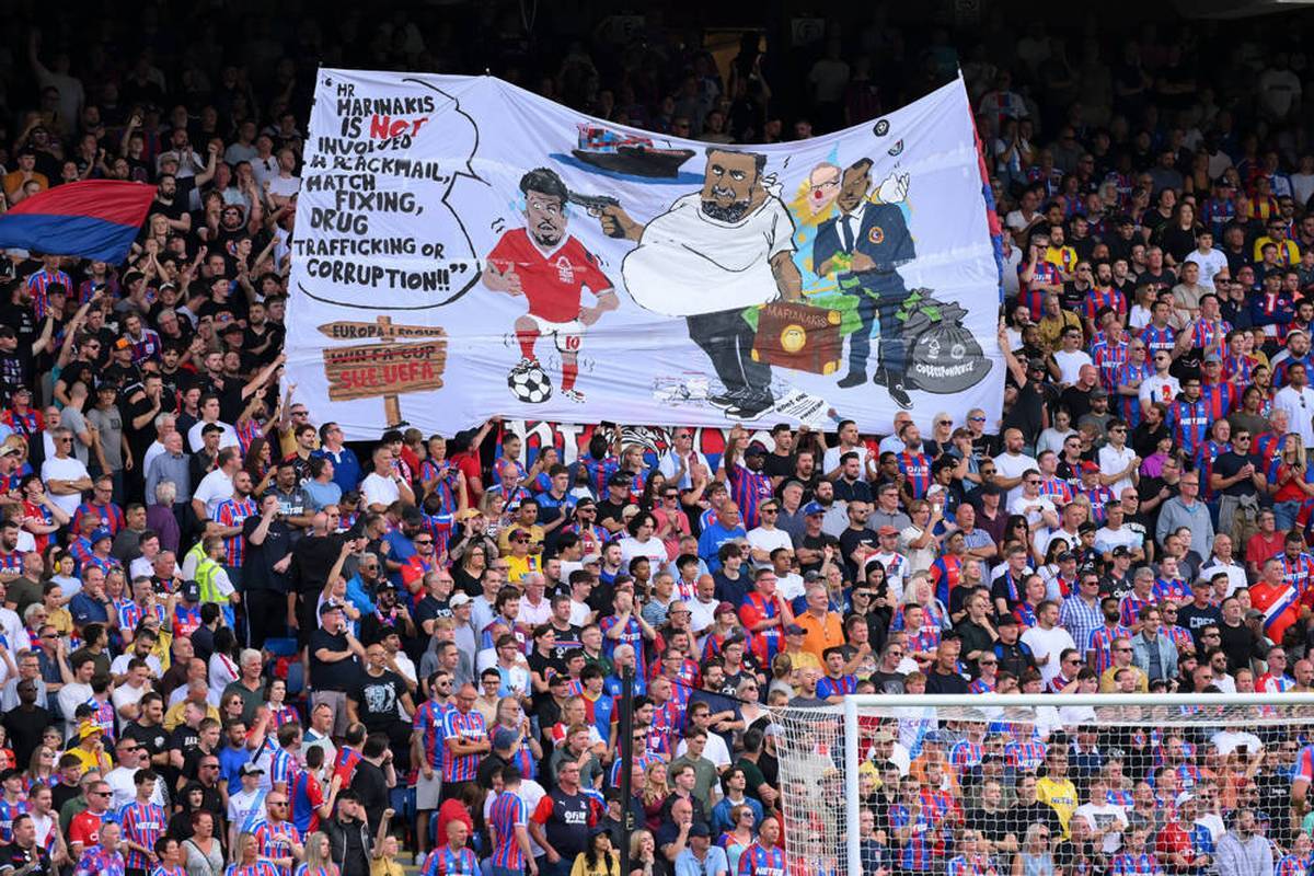Crystal Palace fans cause excitement with a banner when playing against Nottingham Forest. Now determines the FA.