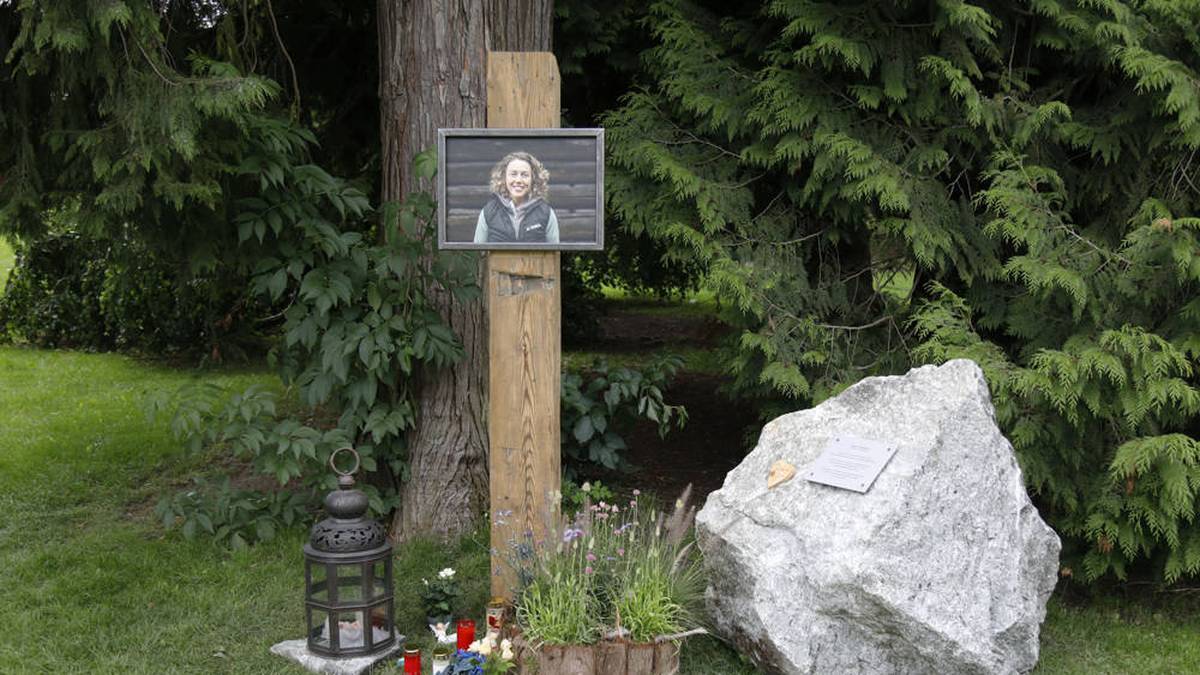 A portrait of the deceased biathlete laura dahlmeier is attached to a memorial in the spa gardens of partenkirchen