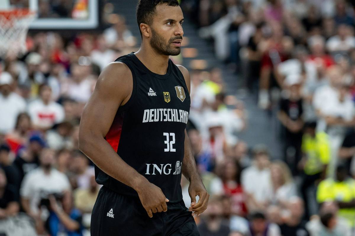 The German basketball players have to start the European Championship without national coach Álex Mumbrú. World champion Johannes Thiemann is defiant.