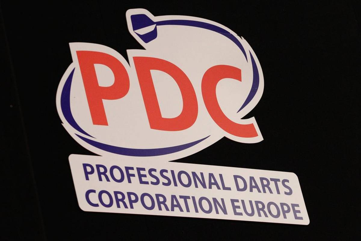 Numerous celebrities from the sports and television world pokered on Saturday with darts fans for a good cause. The charity event was so well received.