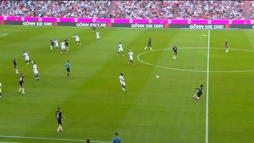 We still have to wait for the Bundesliga start, but Harry Kane is already running hot. The striker doesn't give his ex-team Tottenham a chance and opens for FC Bayern. The Telekom Cup 2025 live and free of charge at Magenta Sport.