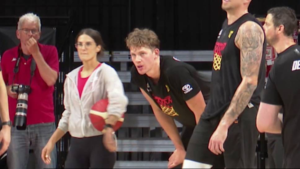 Moritz Wagner, German world champion and 363-time NBA player, cannot actively participate in the 2025 European Basketball Championship-and now has to deliver a happy customer to his fans.