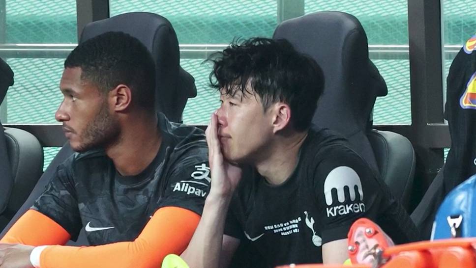 Heung-Min Son became emotional after his last game for Tottenham. The long -time captain of the Spurs fought tears after hearing the farewell words of his teammates.