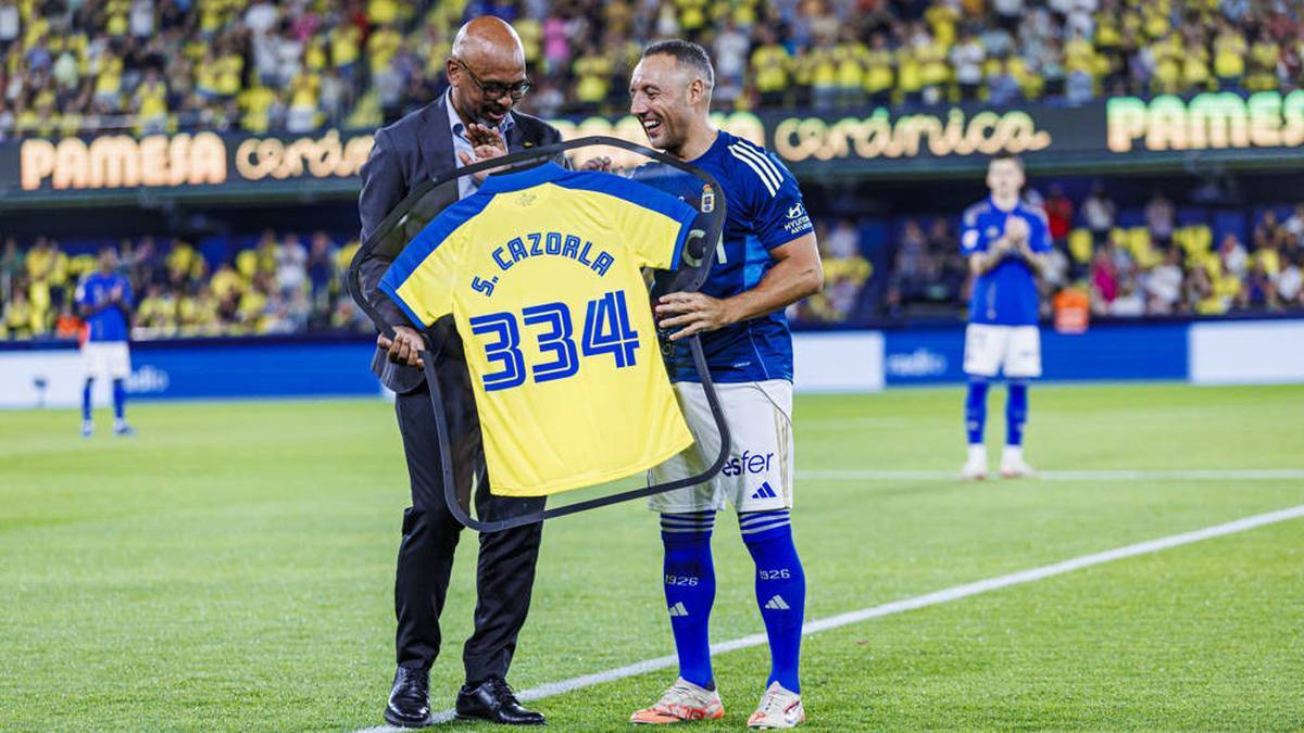 Santi Cazorla was Honored Before the Game