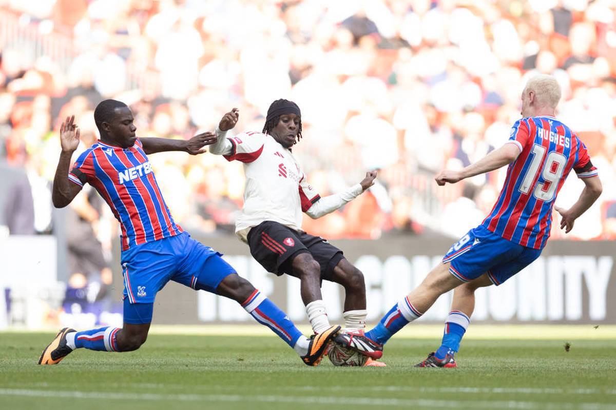 In his first Premier League game, the Dutch injures himself and only returns in a few weeks.