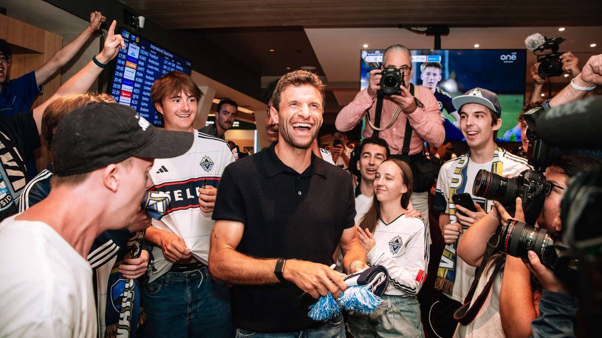 Thomas Müller is enthusiastically received