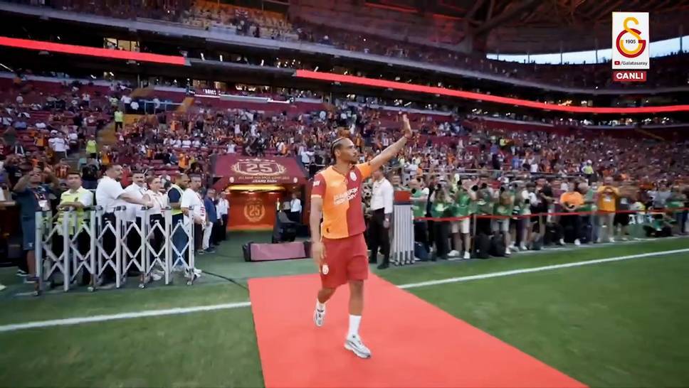 Galatasaray officially presented his two top transfers Victor Osimhen and Leroy Sané. Thousands of fans gave the stars in Rams Park a spectacular reception.