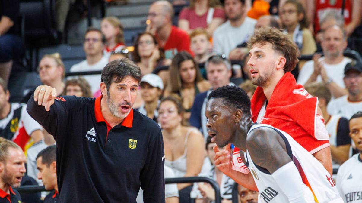 National coach àlex Mumbrú with Franz Wagner and Dennis Schröder