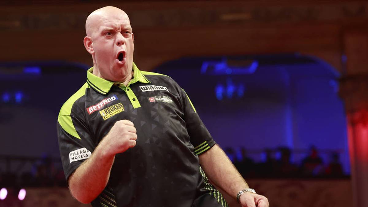 Michael van Gerwen Advances to the Semi-Finals of the World Series of Darts Finals