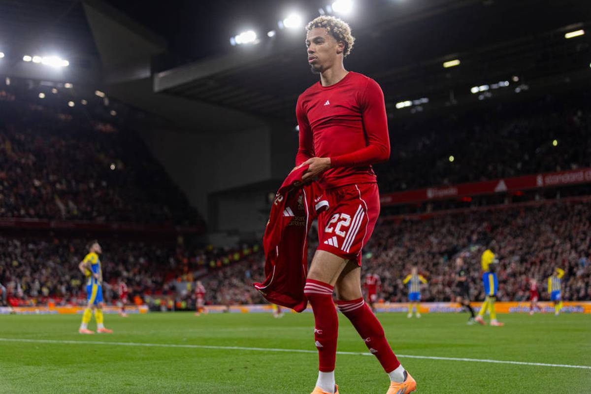 Matchwinner Hugo Ekitiké Flies Off The Pitch After Celebrating A Goal. Liverpool Coach Arne Slot Sharply Criticives The Newcomer's Action.