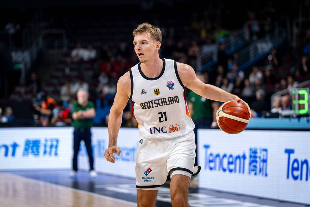 In the quarter -finals against Slovenia, Germany's Justus Hollatz is injured. The DBB player first has to go to the cabin.