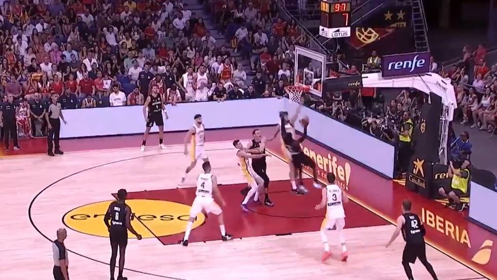 Overtime thriller for the DBB team. Germany is in overtime eight seconds before the end with a point behind Spain. But DBB star Dennis Schröder then succeeds in the last attack.