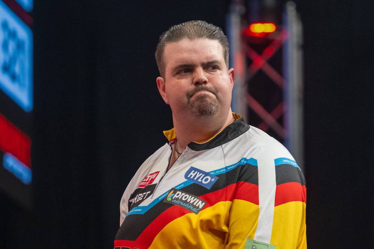 Gabriel Clemens is leaving finals at the World Series. The German Darts professional scraps past the 9-darter and has to take the next setback.